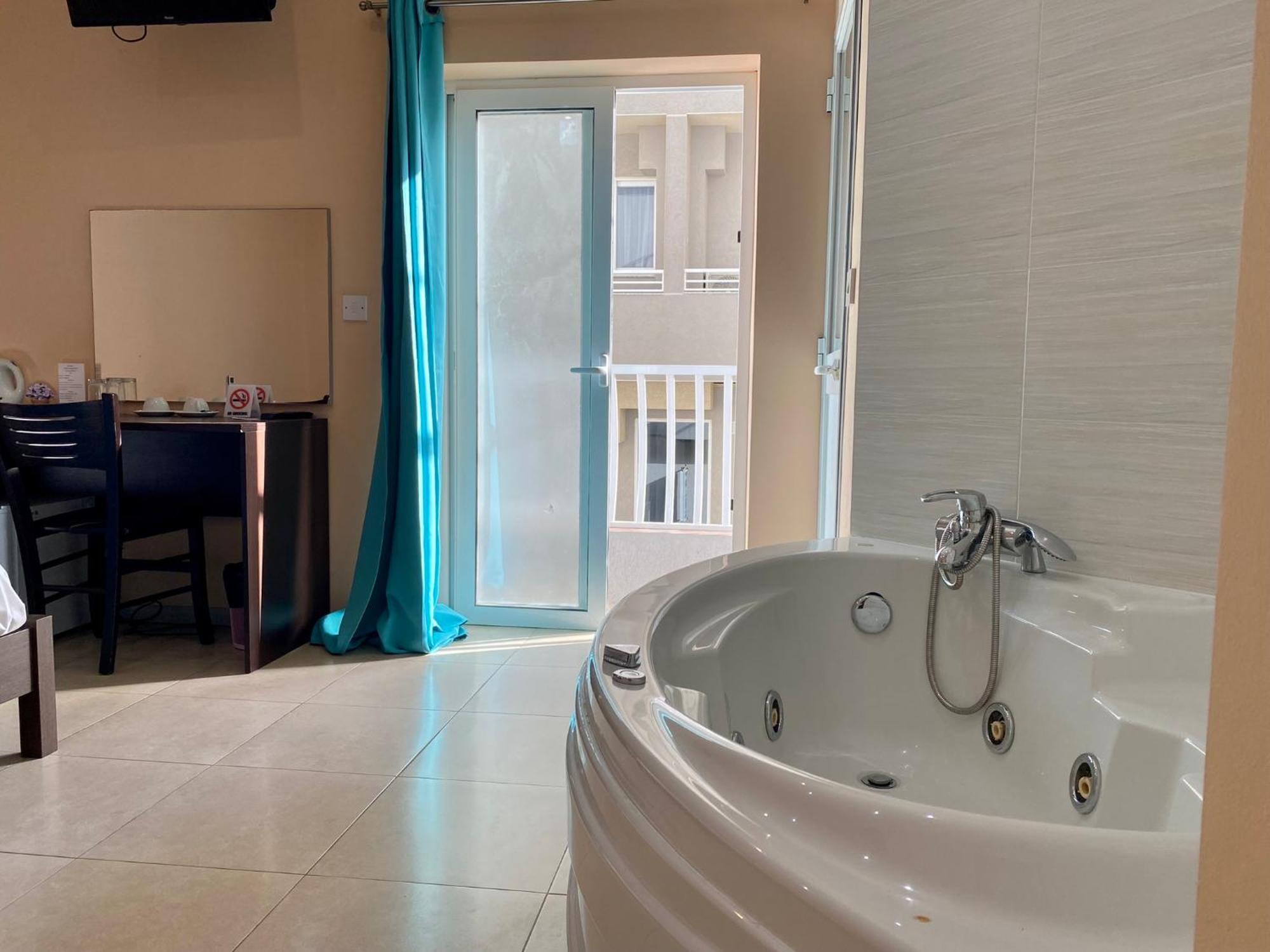 فندق Malta Paradise Central Accomodation سانت جوليان المظهر الخارجي الصورة