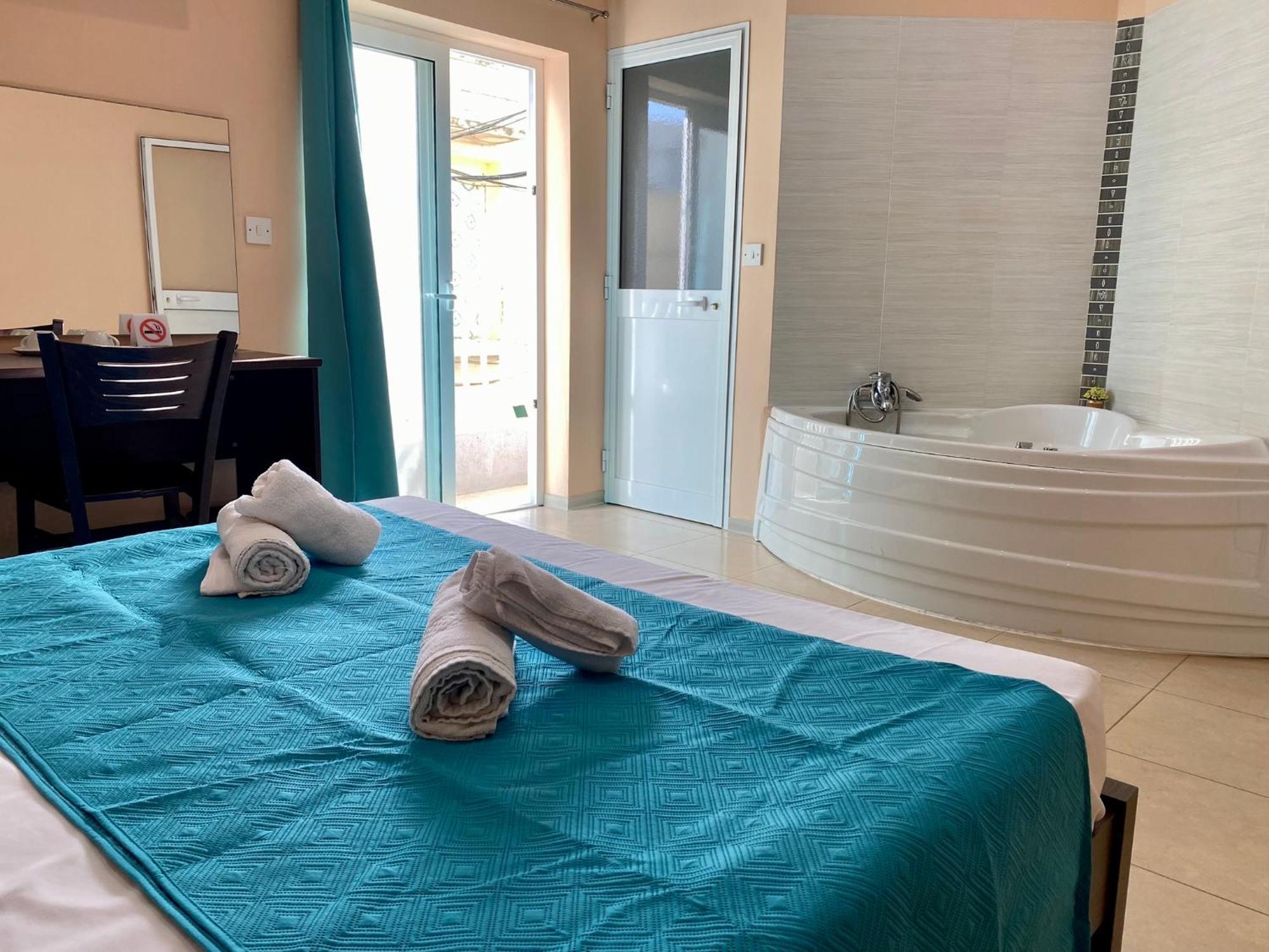فندق Malta Paradise Central Accomodation سانت جوليان المظهر الخارجي الصورة