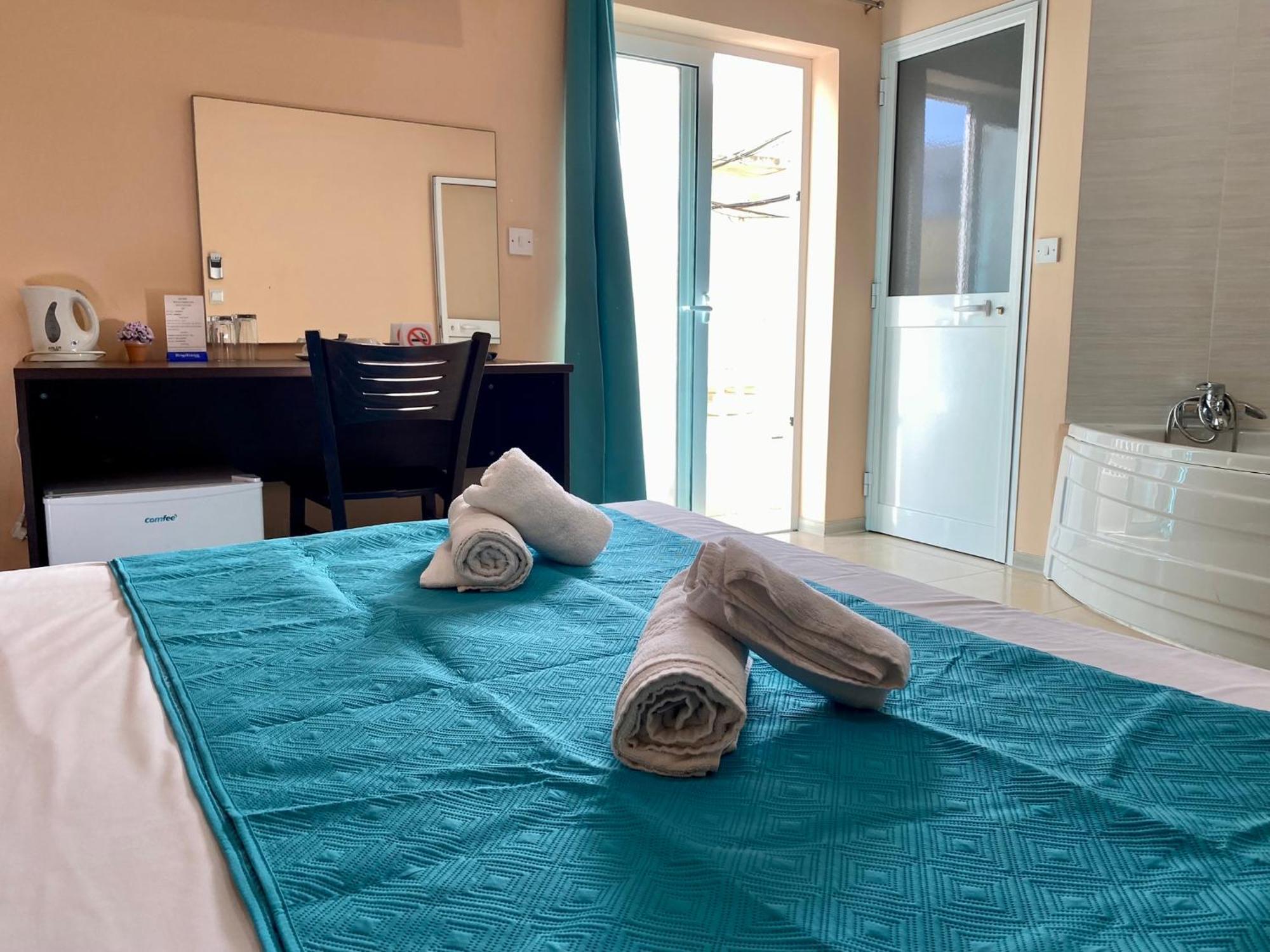 فندق Malta Paradise Central Accomodation سانت جوليان المظهر الخارجي الصورة